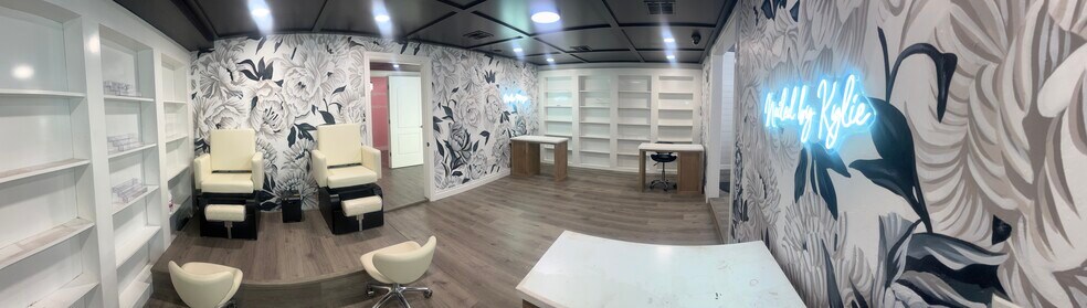 More Photos Of 911 E MacArthur St, Shawnee Showroom For Lease