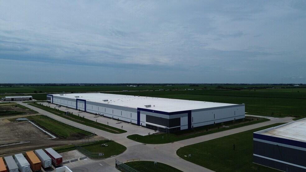 More Photos Of 8730 Northwest Blvd, Davenport Industrial For Lease