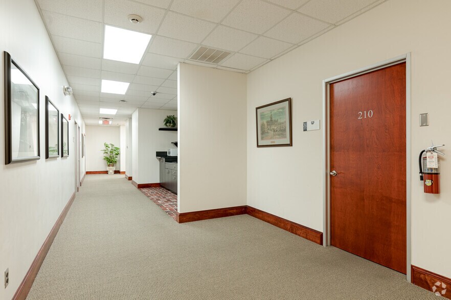 More Photos Of 601 S Main St, Grapevine General Retail For Lease