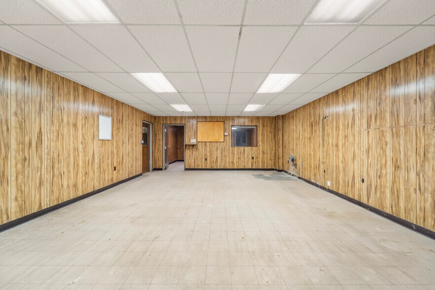 More Photos Of 209 W Main St, Linn Warehouse For Sale