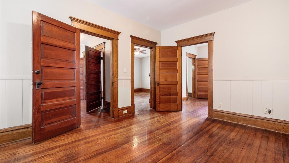 More Photos Of 124 S Pearl St, Granville Office Residential For Lease