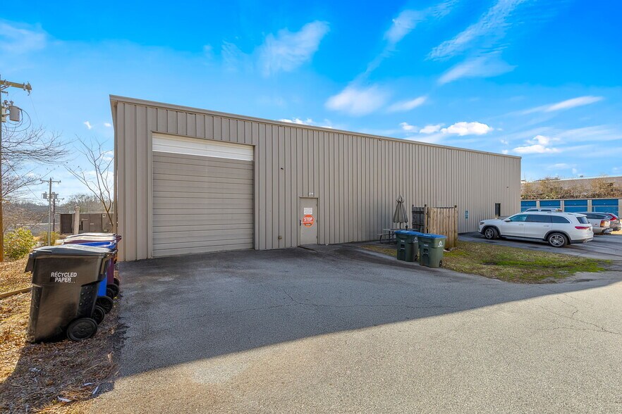 More Photos Of 11 N Kings Rd, Greenville Warehouse For Lease