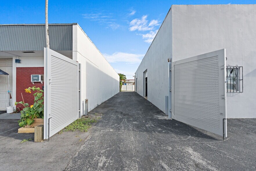 More Photos Of 272-280 SW 33rd St, Fort Lauderdale Showroom For Lease