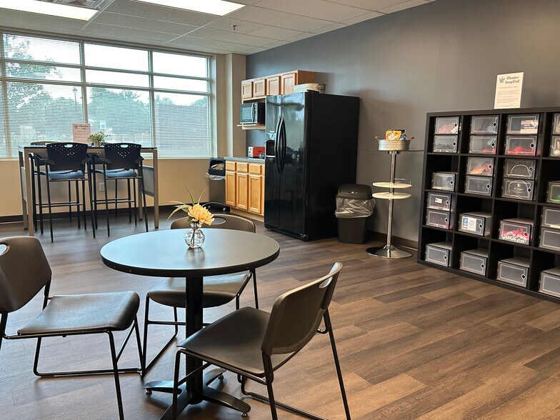 More Photos Of 651 N Broad St, Middletown Office For Lease