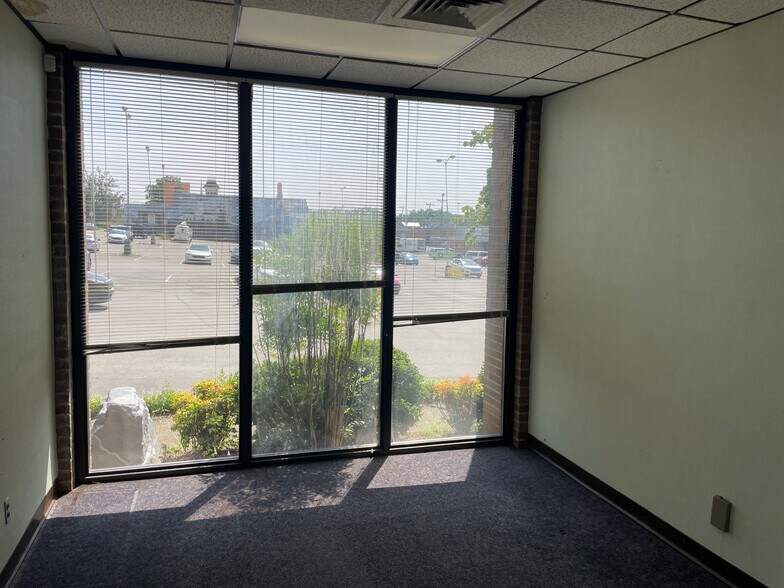 More Photos Of 312 Madison St, Clarksville Office For Sale