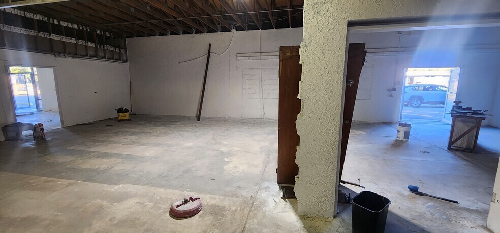 More Photos Of 284 S Center St, Pierson Auto Repair For Lease