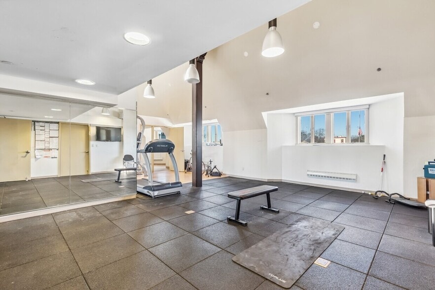 More Photos Of 1 E Ridgewood Ave, Ridgewood Storefront Retail Office For Lease