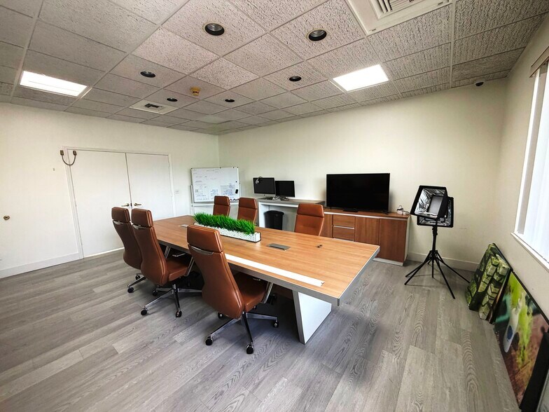 More Photos Of 10061 Amberwood Rd, Fort Myers Flex For Lease