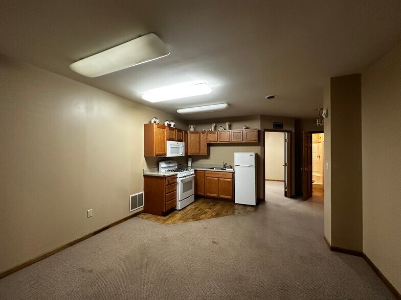 More Photos Of 111 N Market St, Winamac Showroom For Sale