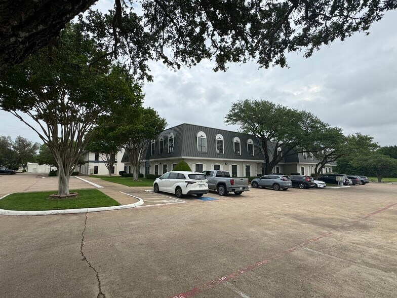 More Photos Of 1636 N Hampton Rd, DeSoto Office For Lease