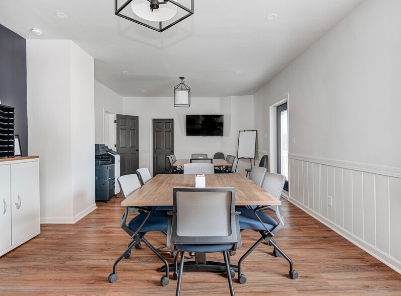 More Photos Of 6543 Ferguson St, Indianapolis Office Residential For Lease