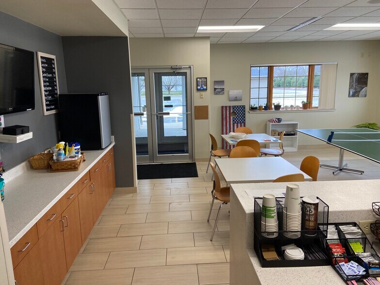 More Photos Of 711 Eisenhower Dr, Kimberly Office For Lease