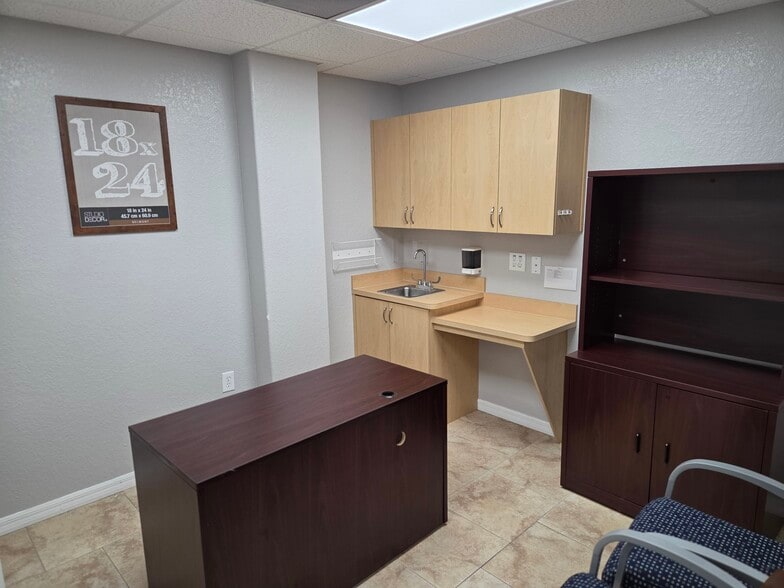 More Photos Of 143 N Oakwood Ave, Brandon Office For Lease