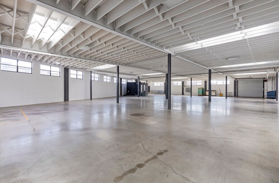 More Photos Of 956 W Hyde Park Blvd, Inglewood Manufacturing For Lease