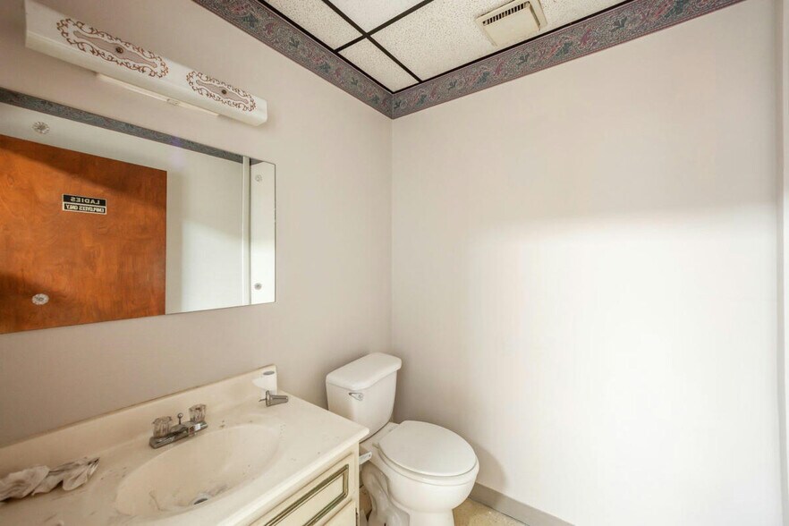 More Photos Of 1368 N Washington Ave, Brownsville Office For Lease