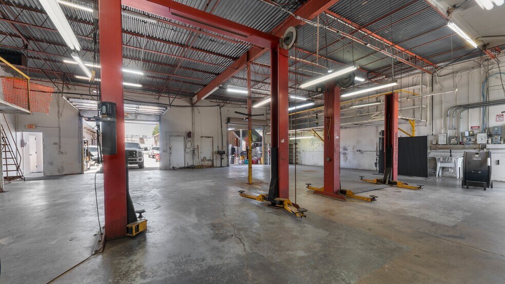 More Photos Of 16522-16536 Park Row, Houston Light Distribution For Sale