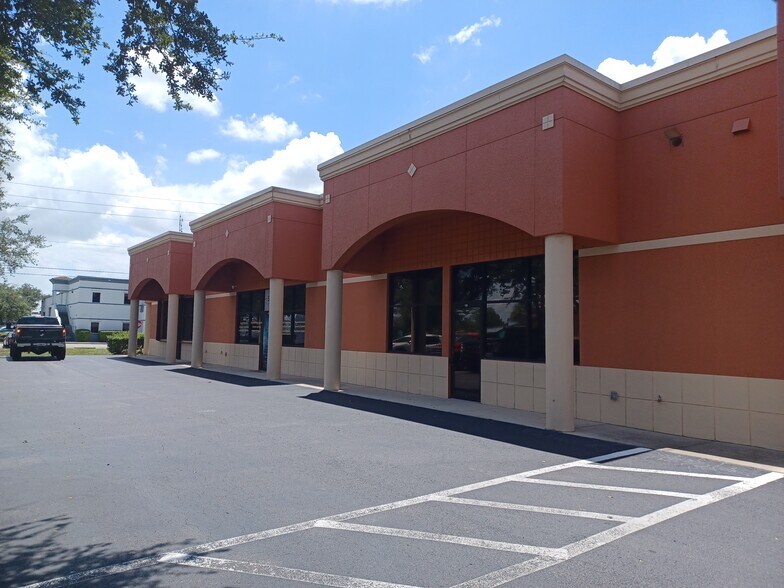 More Photos Of 5483 Lee St, Lehigh Acres Flex For Lease