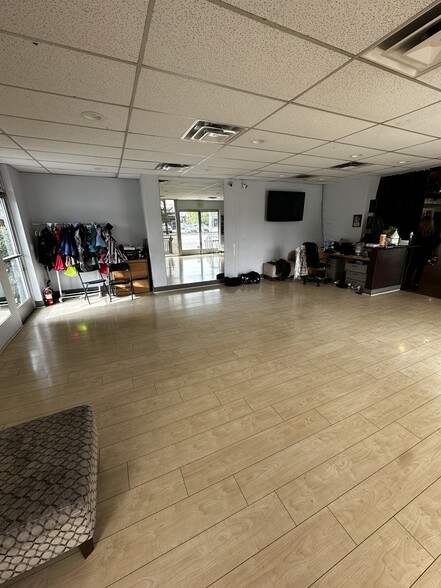 More Photos Of 6011-6015 Reseda Blvd, Tarzana Auto Repair For Sale