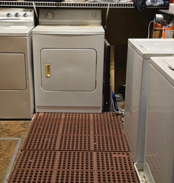 More Photos Of 305 Columbia Ave, Goldfield Bar For Sale