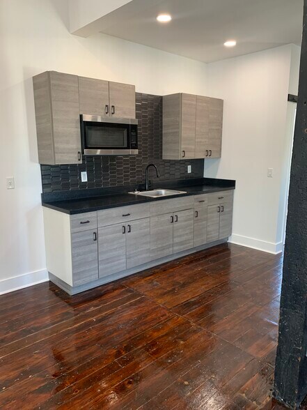 More Photos Of 1515 E Market St, New Albany Office For Lease