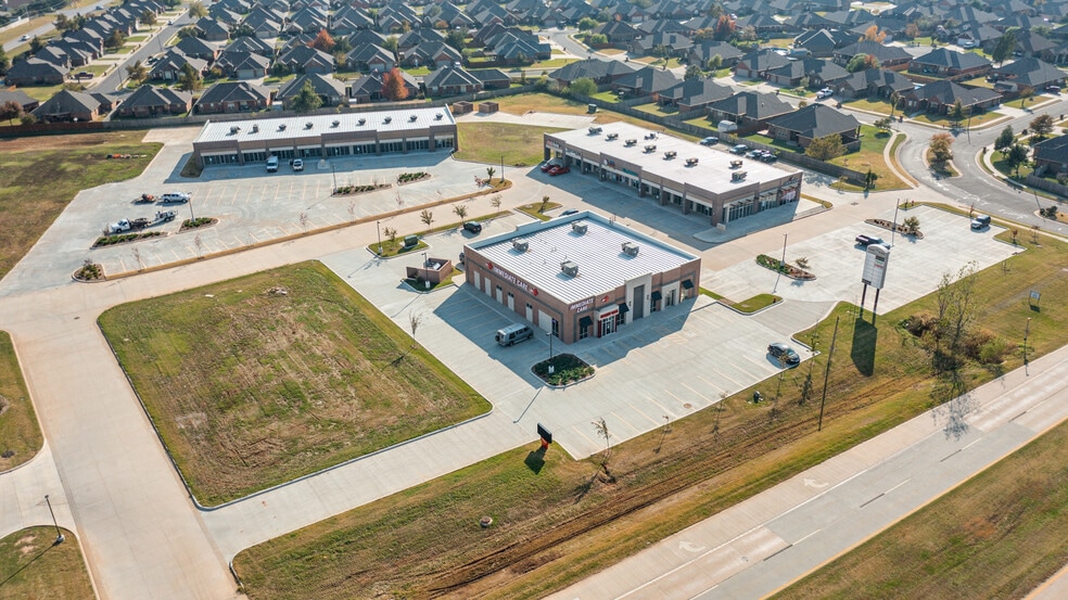 More Photos Of 4301 N Sara Rd, Yukon Freestanding For Lease