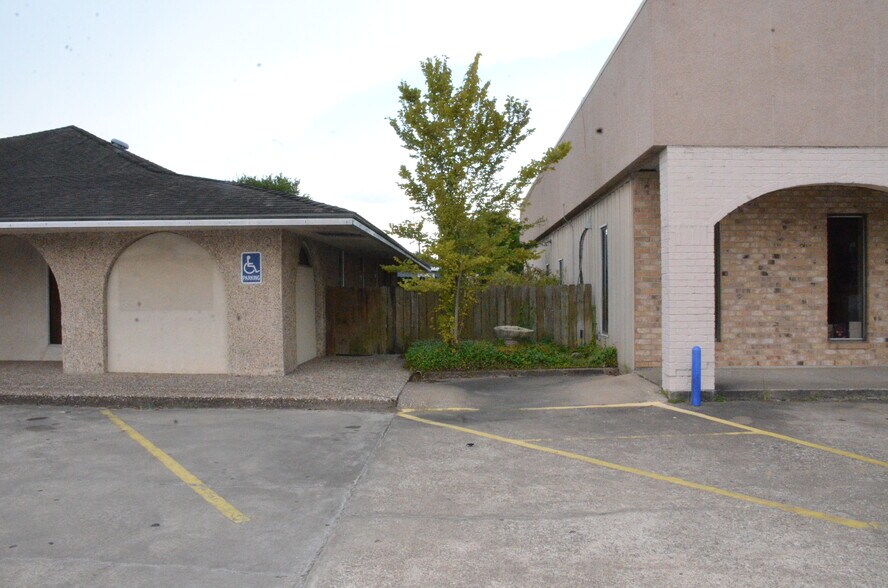 More Photos Of 212 E Houston St, Cleveland Office For Lease