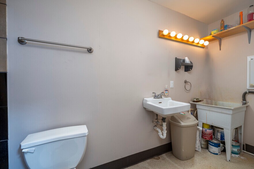 More Photos Of 210 N West St, Hillsboro Office For Sale