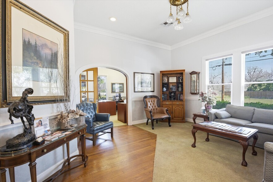 More Photos Of 717 E 1st St, Humble Office Residential For Sale