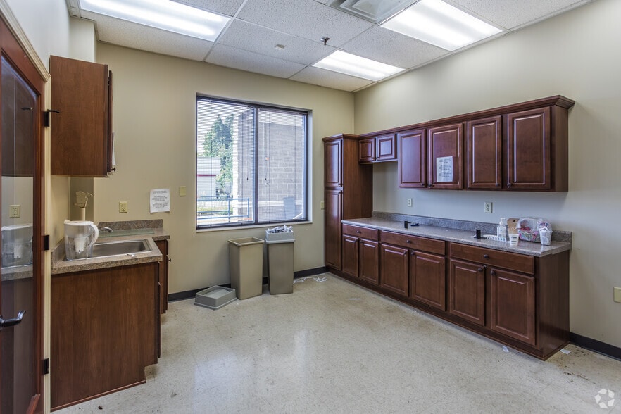 More Photos Of 7375 Adrianne Pl, Bartlett Light Distribution For Lease