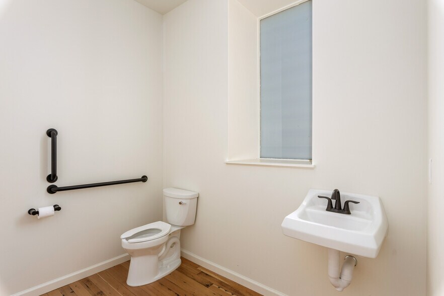 More Photos Of 302 N Main St, Lakeport Storefront For Sale