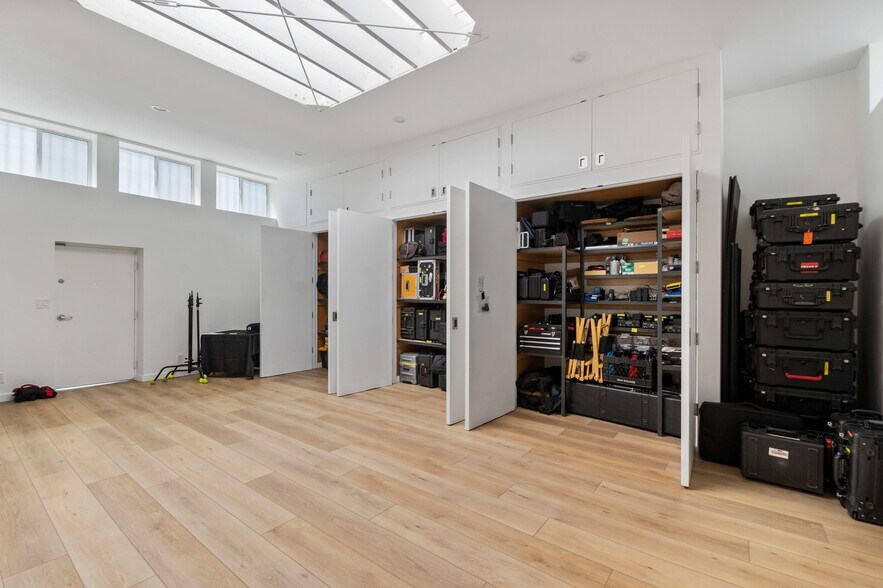 More Photos Of 11007 Venice Blvd, Los Angeles Storefront Retail Office For Sale