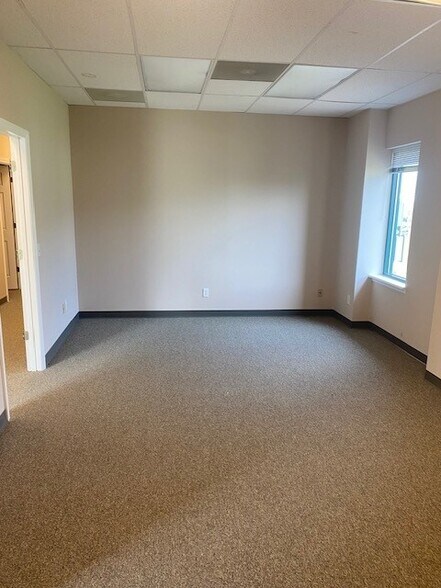 More Photos Of 239 Fox Hill Rd, Saint Charles Showroom For Lease