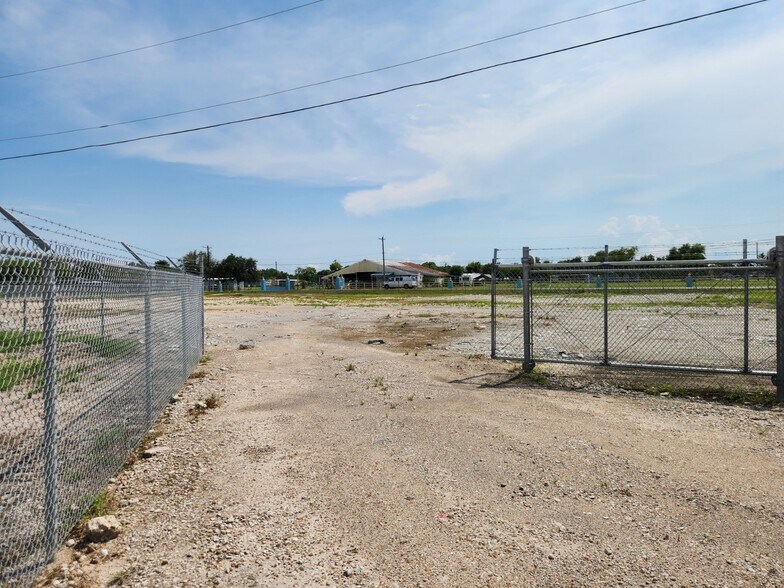 More Photos Of 2715 County Road 146, Alvin Land For Lease