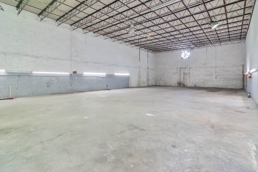More Photos Of 3200 NW South River Dr, Miami Manufacturing For Lease