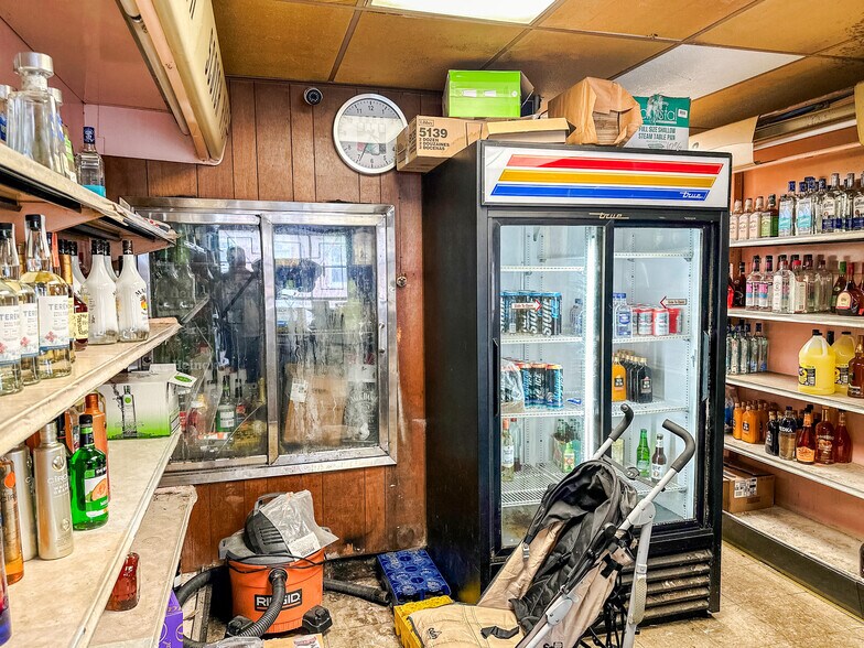 More Photos Of 1300 N Claymont St, Wilmington Bar For Sale