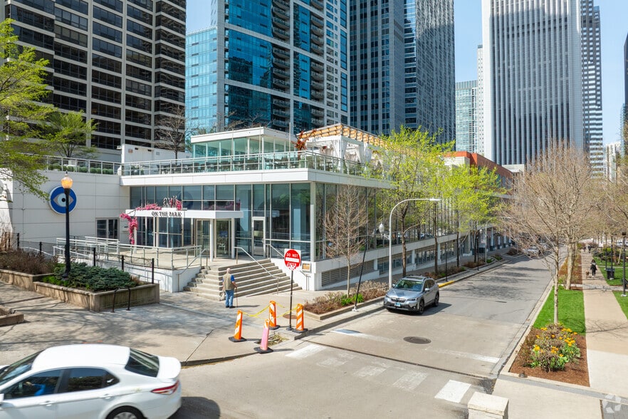 More Photos Of 333 E Benton Pl, Chicago Freestanding For Sale