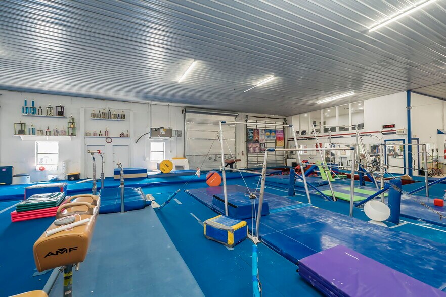 More Photos Of 1013 SE Holbrook Ct, Port Saint Lucie Warehouse For Sale