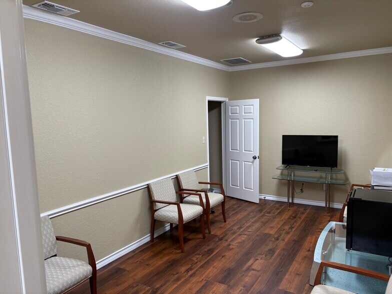 More Photos Of 606 S Harbor Ct, Granbury Office For Lease