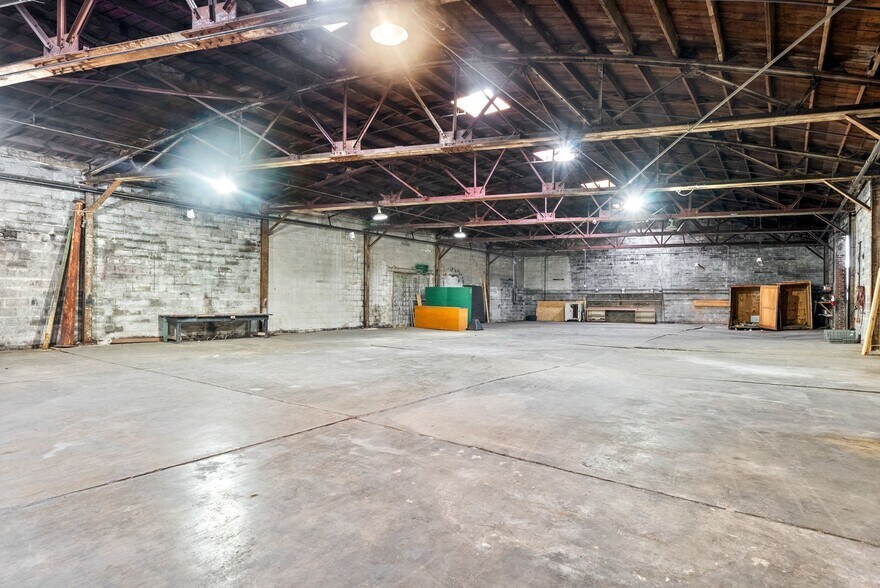 More Photos Of 1214 College St, Clarksville Warehouse For Lease