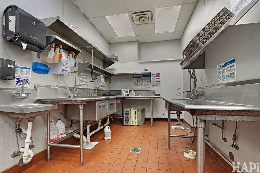 More Photos Of 10 W Grand Ave, Lake Villa Restaurant For Sale