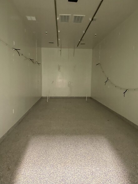 More Photos Of 6932 Highwater Cir, Edmond Light Distribution For Lease