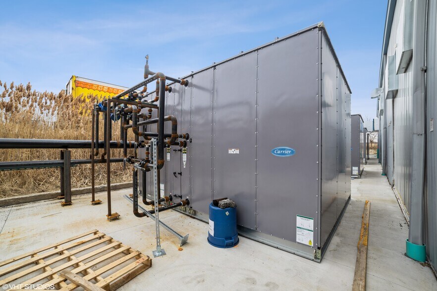 More Photos Of 740 Schneider Dr, South Elgin Manufacturing For Sale