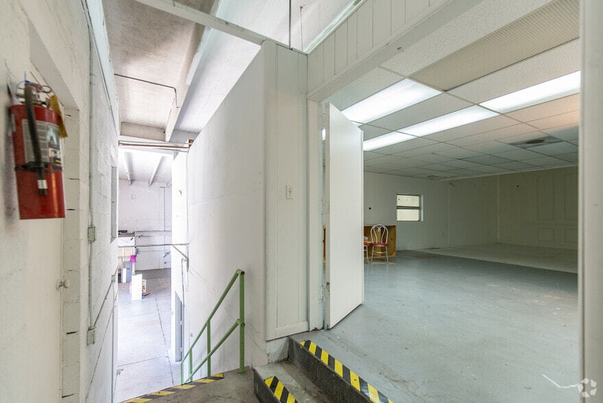 More Photos Of 3061 NW 24th St, Miami Warehouse For Lease