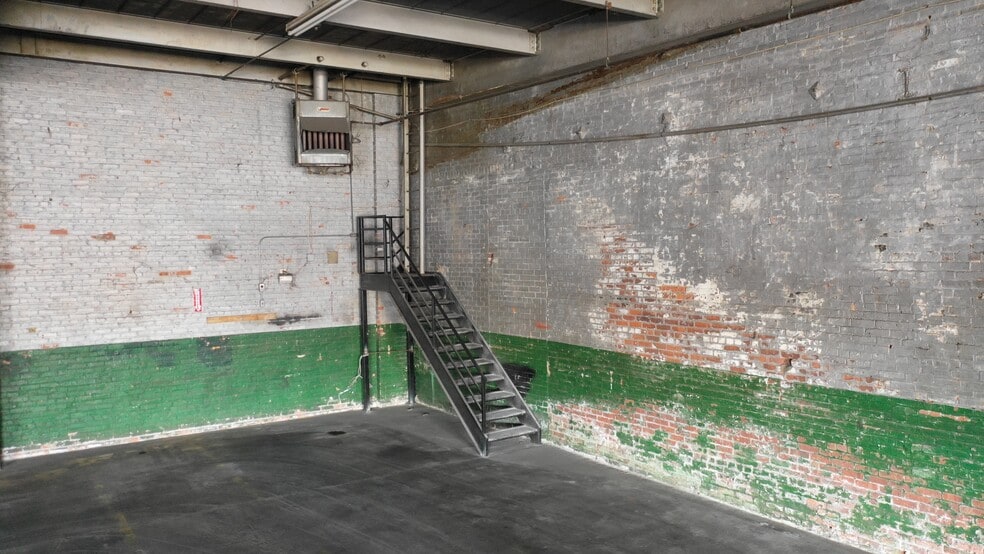 More Photos Of 35 Bowne St, Brooklyn Warehouse For Lease