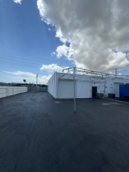 More Photos Of 271-277 SW 33rd St, Fort Lauderdale Warehouse For Lease