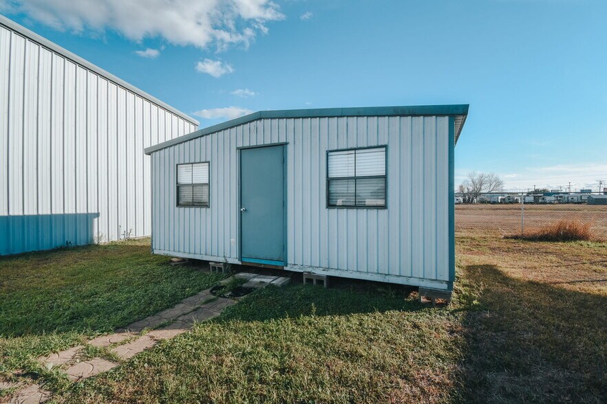 More Photos Of 13102 N Navarro St, Victoria Flex For Sale