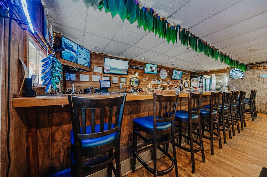 More Photos Of 706 S Washington St, Circleville Bar For Sale