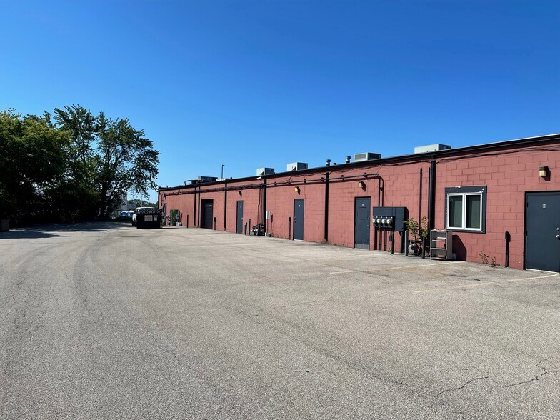 More Photos Of 2001 N Rand Rd, Palatine Unknown For Lease