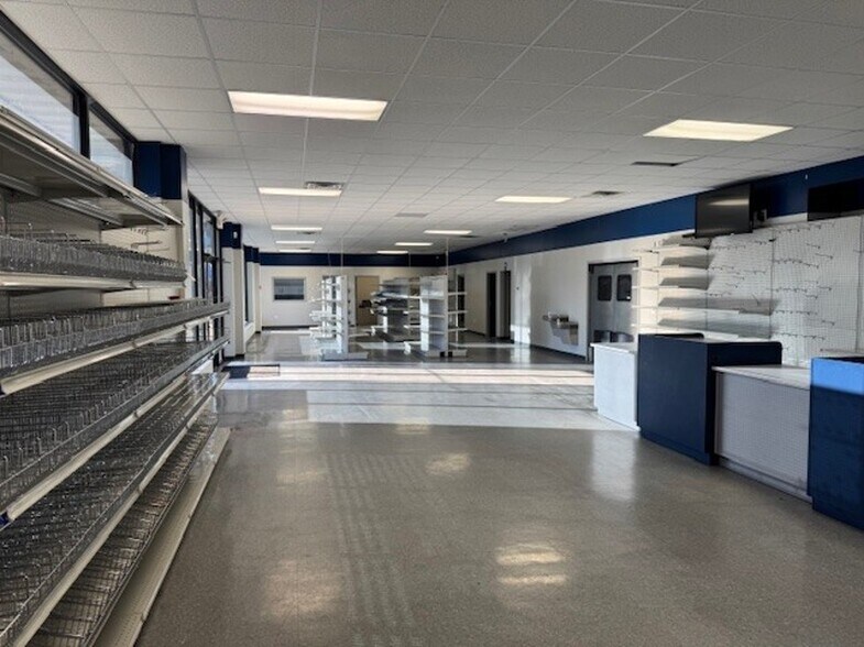 More Photos Of 404 Chicago Dr, Fayetteville Flex For Lease