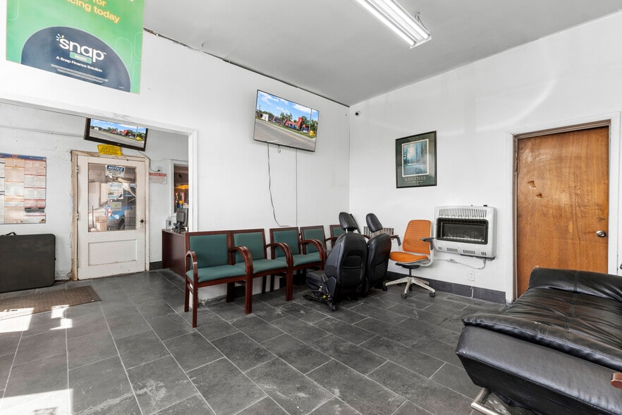 More Photos Of 10200 Whittier, Detroit Auto Repair For Lease